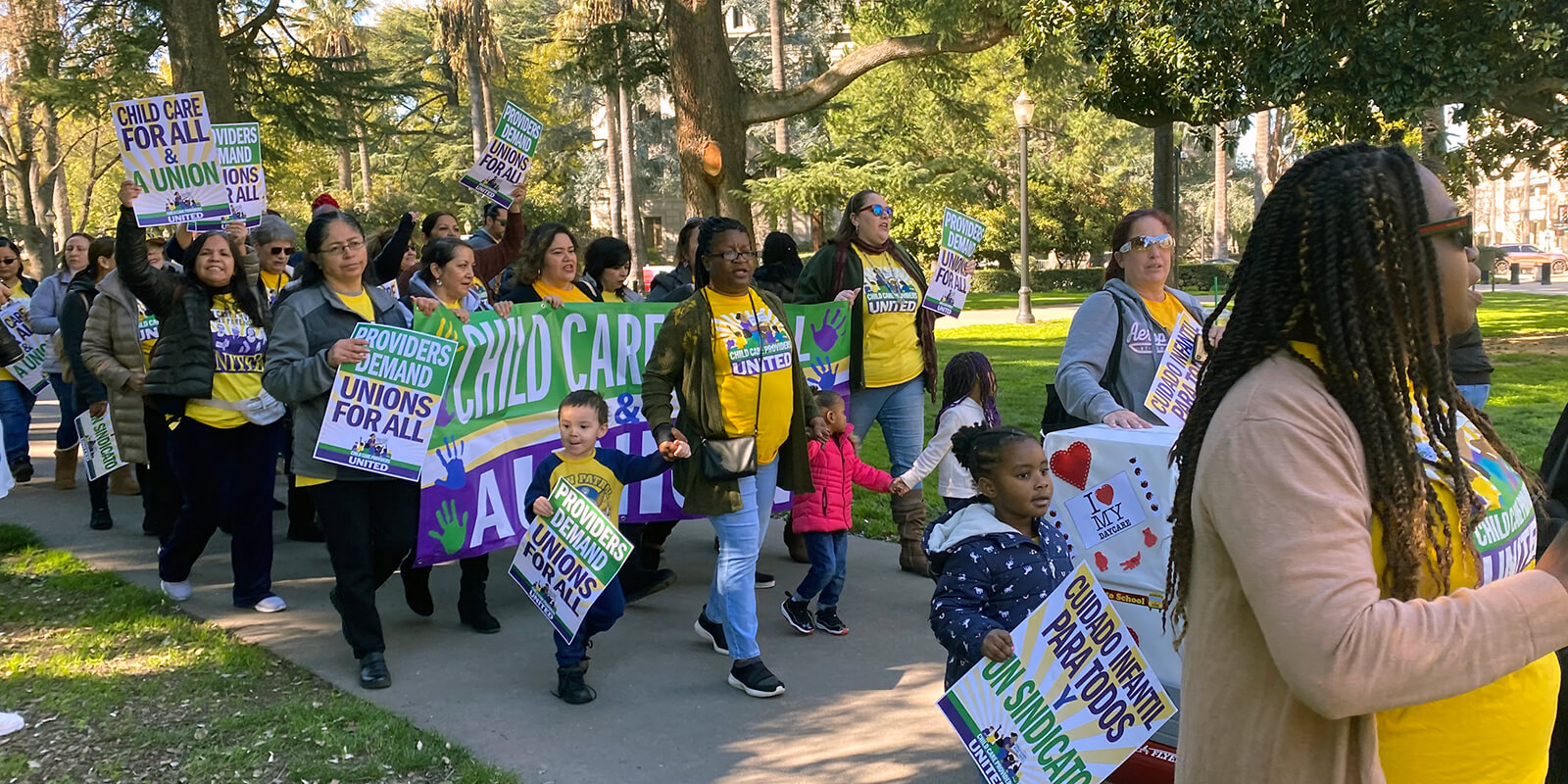 Proveedores de cuidado de niños levantan cargo contra California por práctica laboral injusta